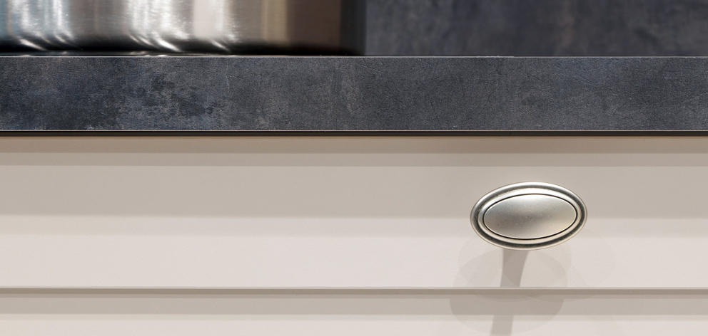 Ob Haken, Reling oder Knauf: So geht der Küchenschrank viel schöner auf